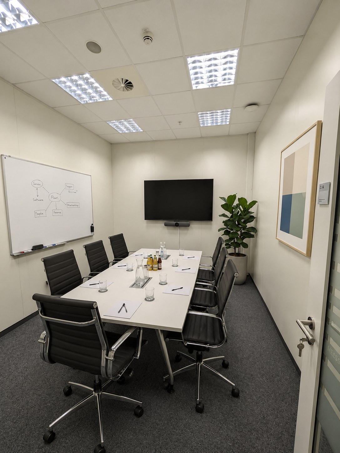 Meetingraum mit Konferenztisch und Videokonferenz-Technik